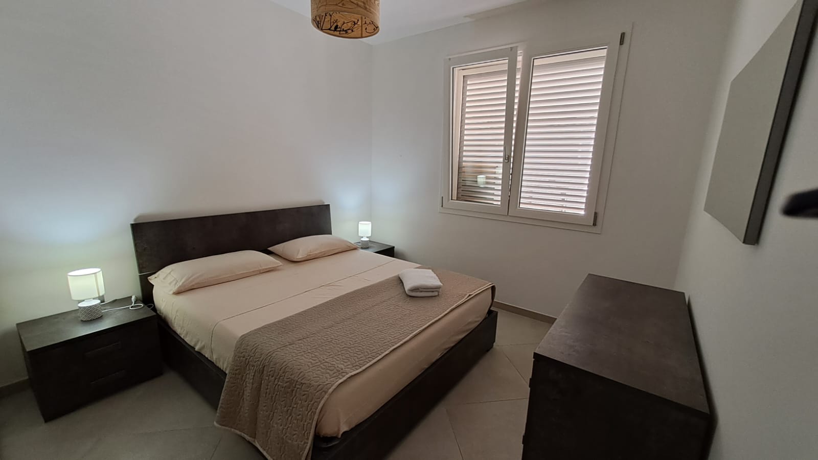 Camera matrimoniale luminosa con letto king size