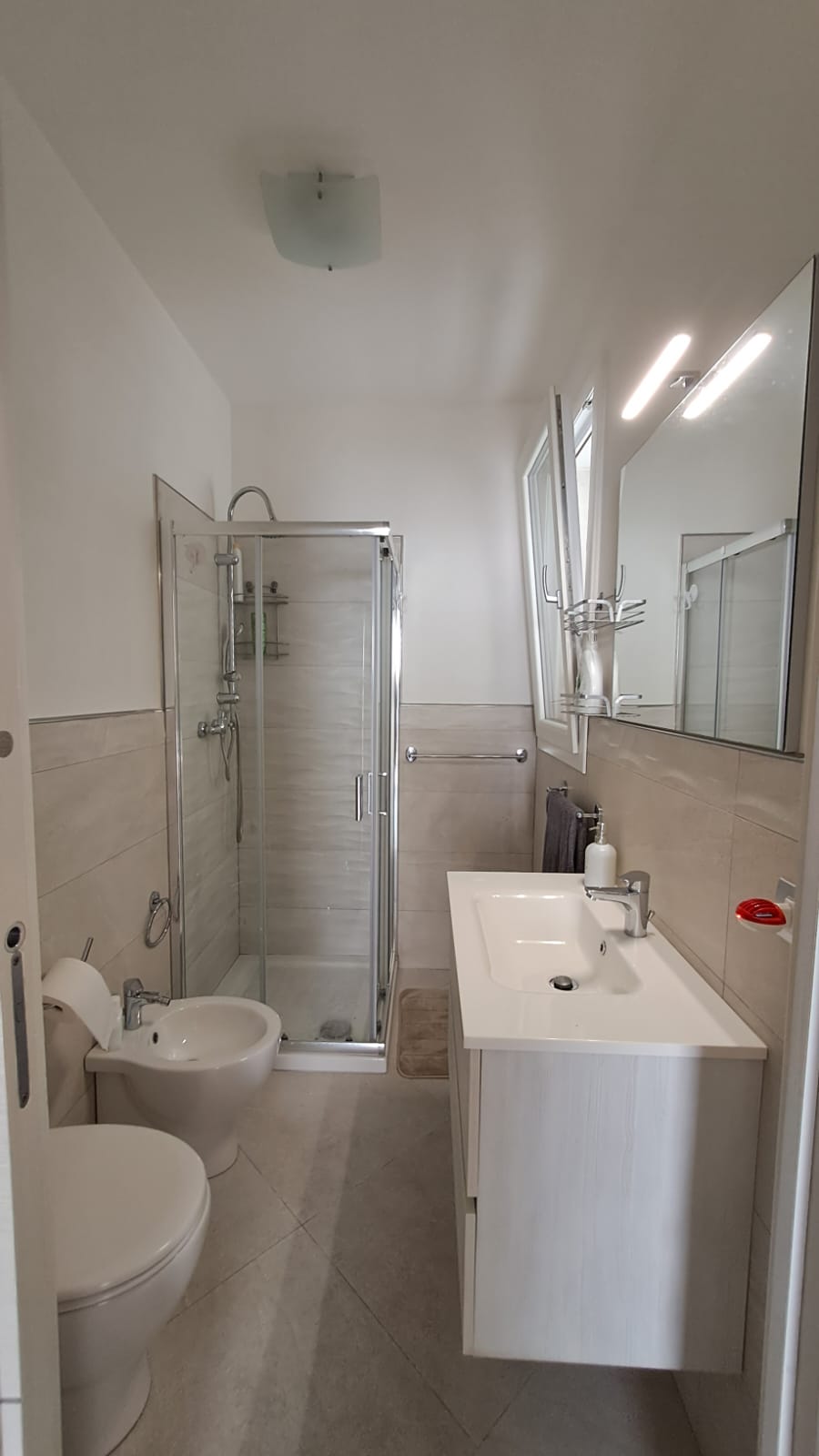 Bagno con doccia e mobile lavabo