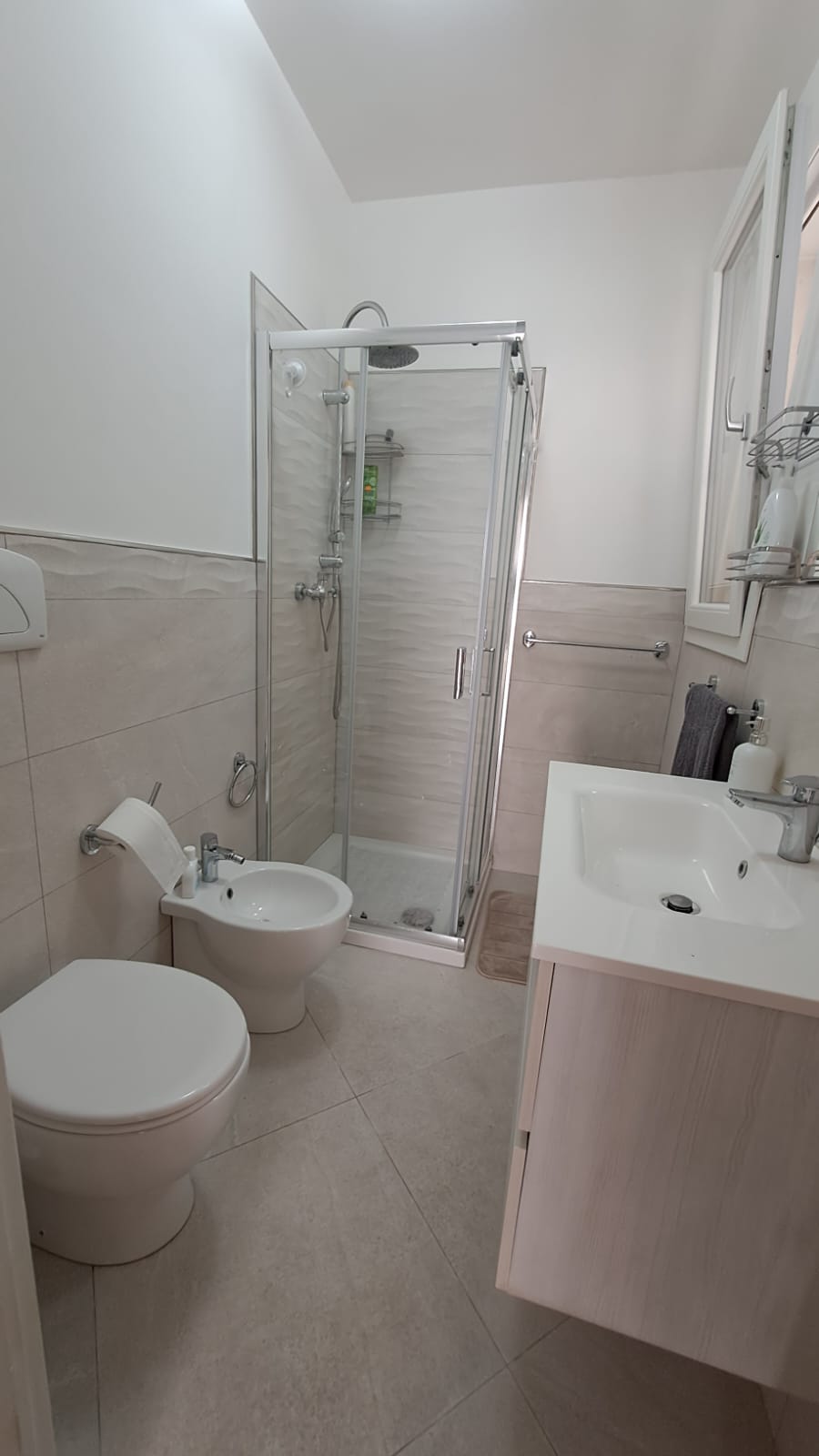 Secondo bagno con doccia e sanitari