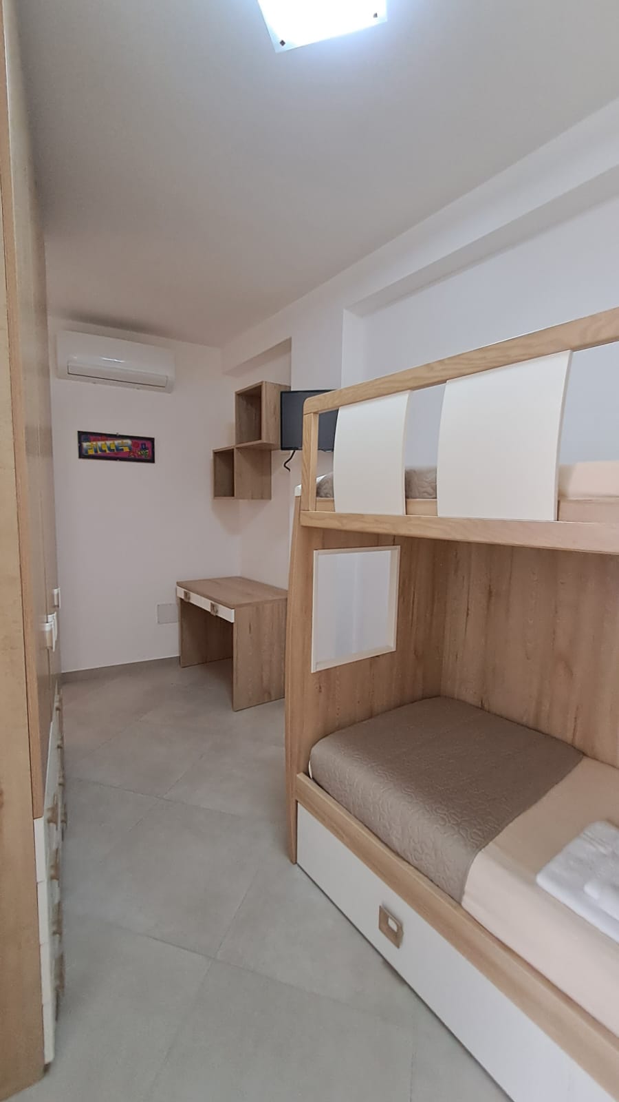 Camera con letto a castello e scrivania
