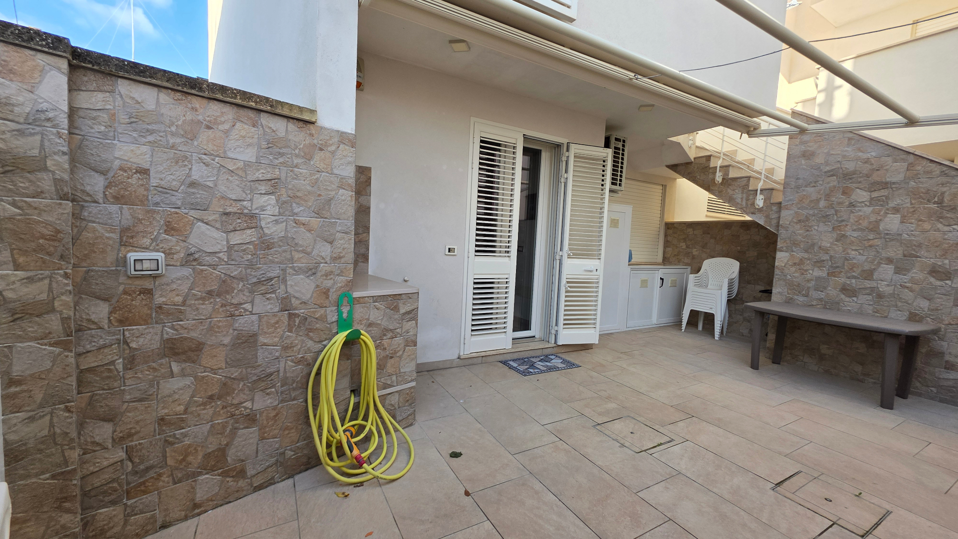 Ingresso e cortile esterno della casa
