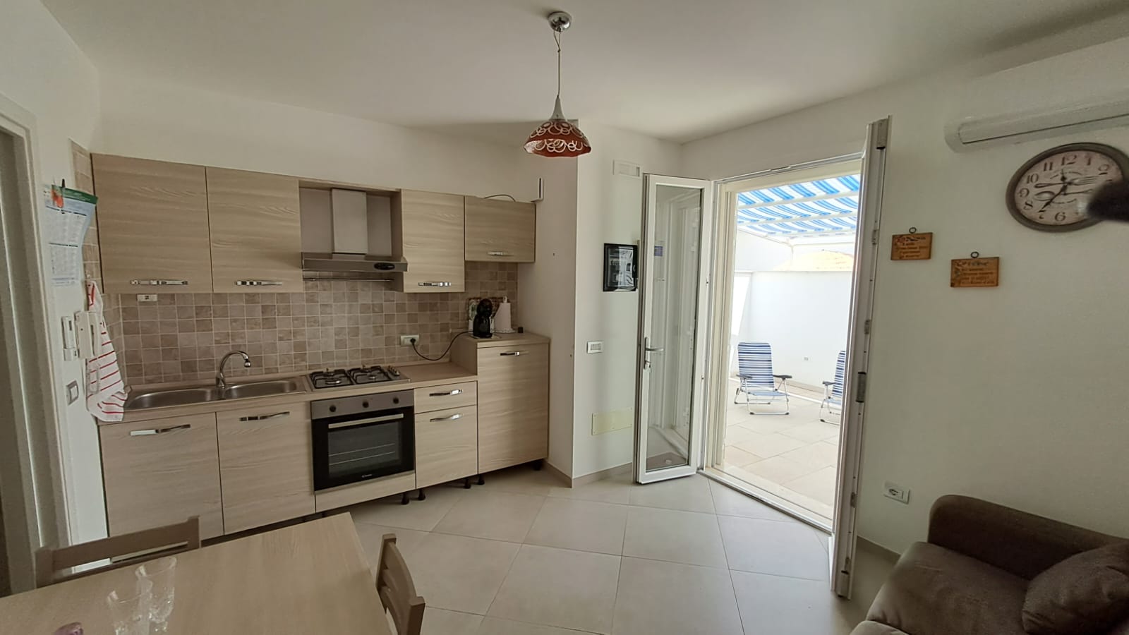 Cucina luminosa con accesso alla terrazza