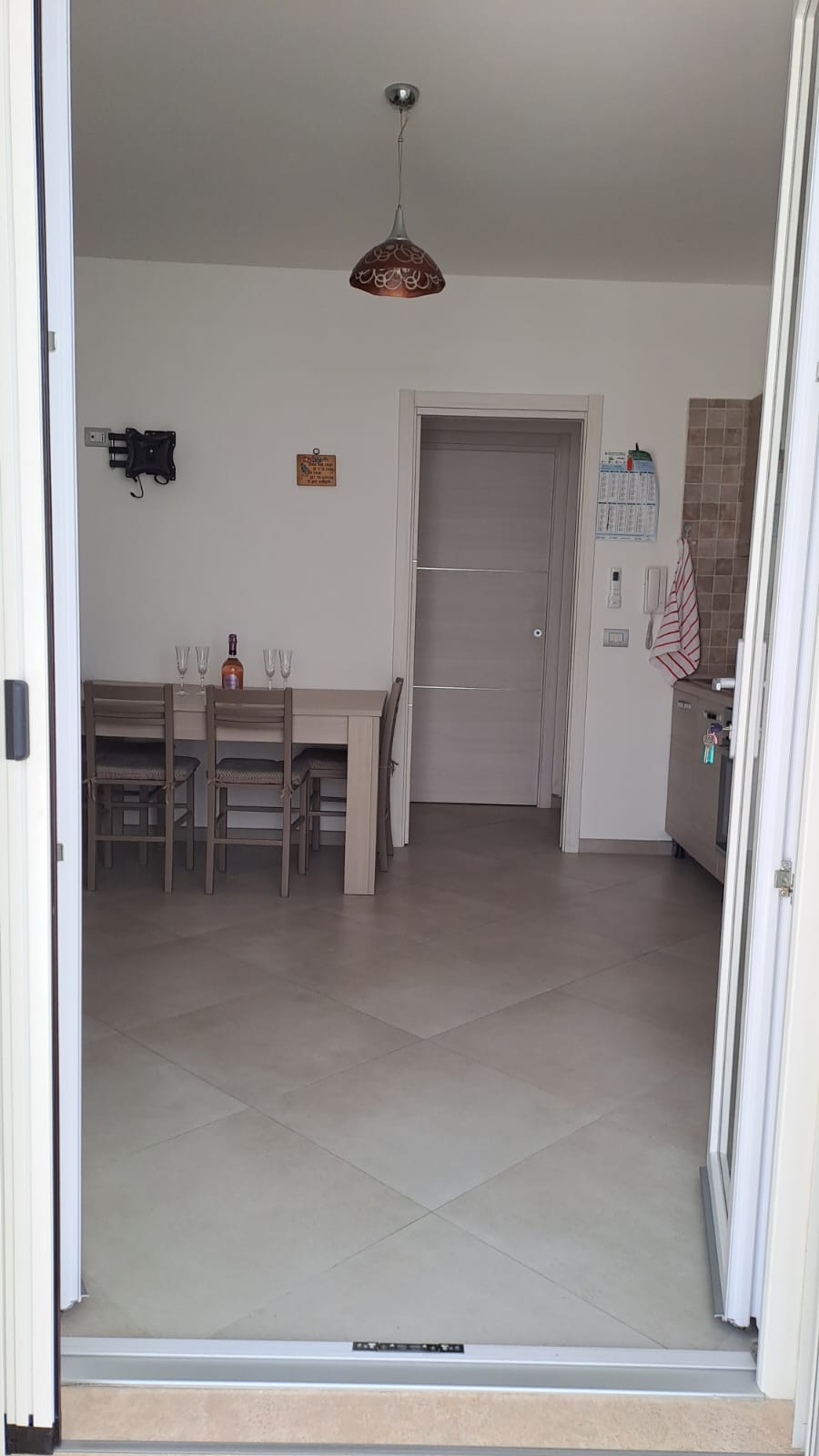 Zona pranzo con tavolo apparecchiato